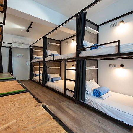 Bedbox Hostel Атина Екстериор снимка